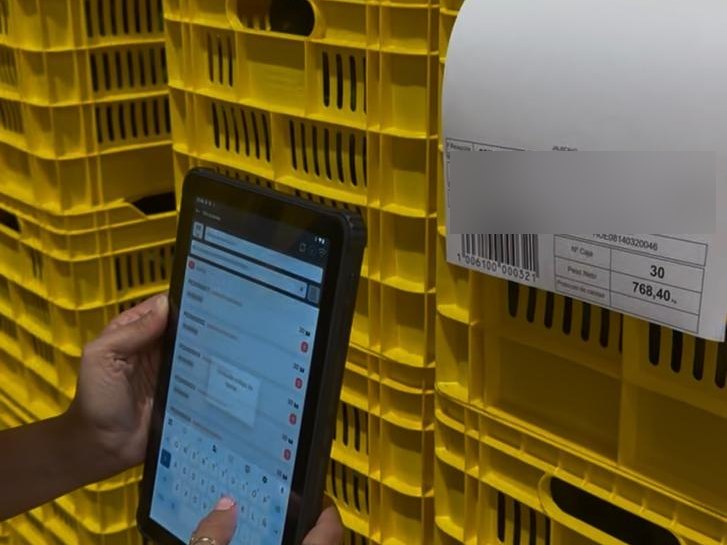 Registro de lote en recepción con tableta y etiqueta de trazabilidad